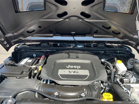 Used 2014 Jeep Wrangler Unlimited Sahara w/ Connectivity Group AWD/4WD image 34