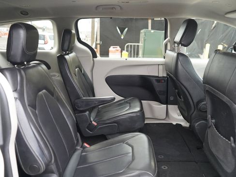 Used 2021 Chrysler Voyager Lxi FWD image 18