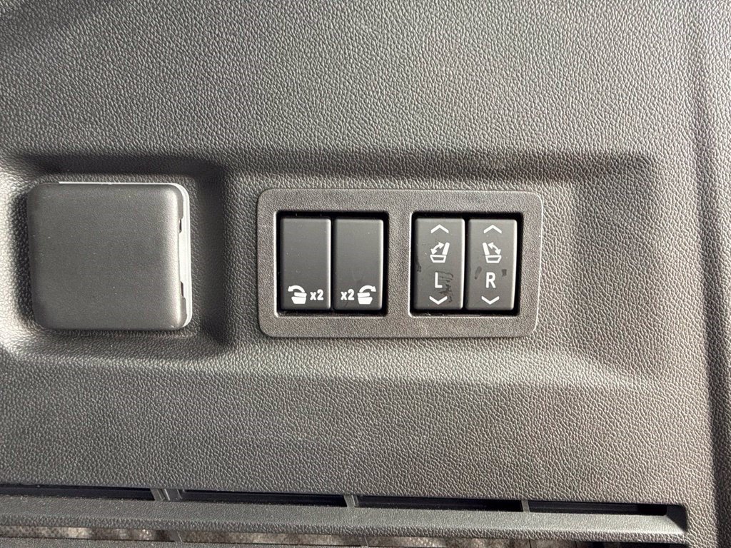 Used 2023 GMC Yukon SLT w/ SLT Premium Package AWD/4WD image 8