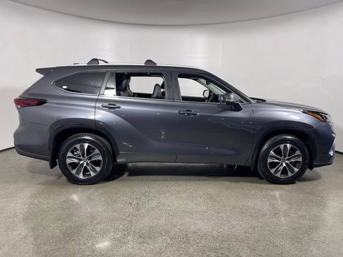 Certified 2024 Toyota Highlander XLE image 2