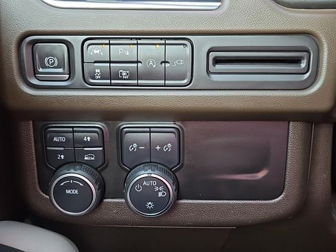 Used 2022 Chevrolet Suburban LT w/ Luxury Package image 26