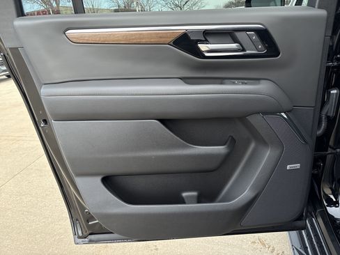 New 2025 Chevrolet Suburban High Country w/ LPO, Illumination Package image 18