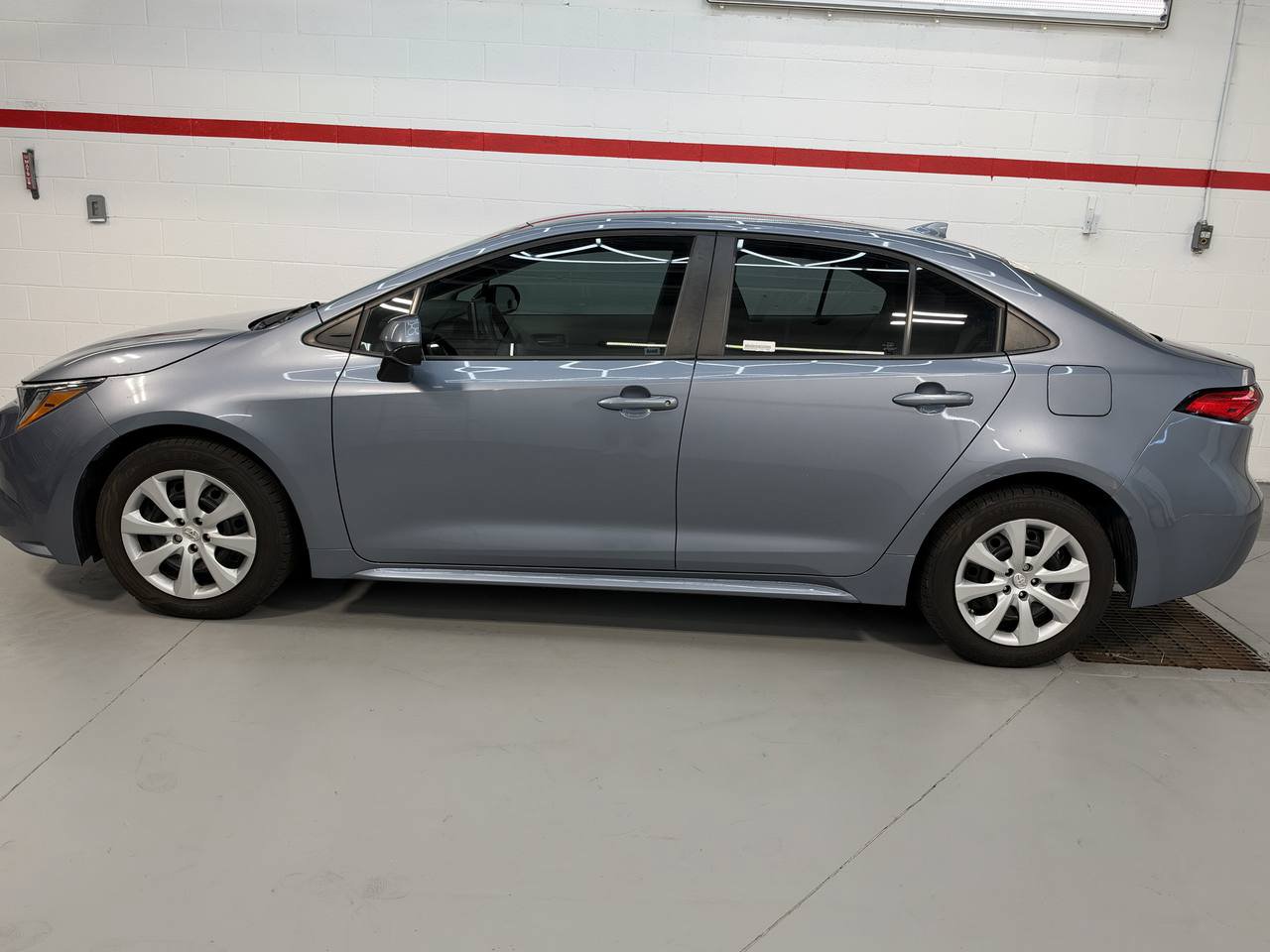 Used 2021 Toyota Corolla LE FWD image 3