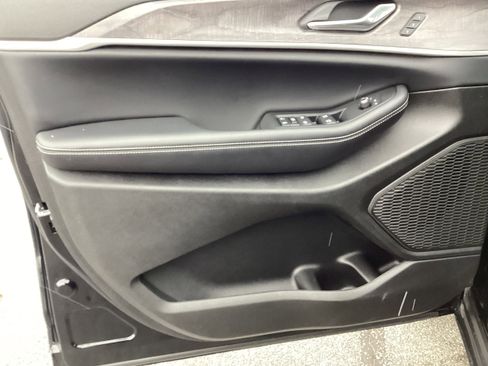 Used 2024 Jeep Grand Cherokee Limited w/ Luxury Tech Group II image 16