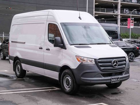 Used 2024 Mercedes-Benz Sprinter 2500 image 3