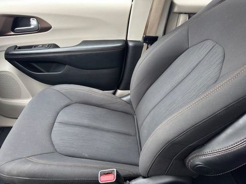 Used 2017 Chrysler Pacifica Touring FWD image 17