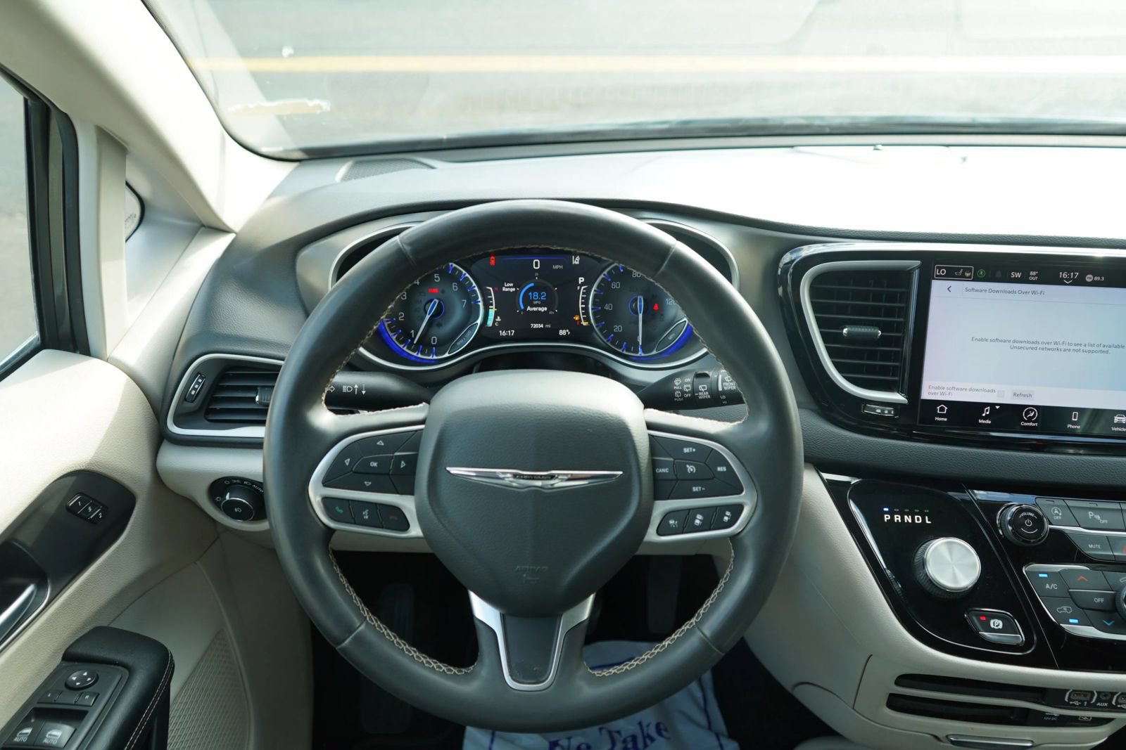 Used 2022 Chrysler Pacifica Touring-L FWD image 14