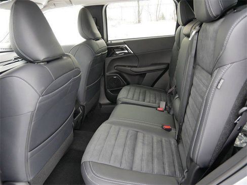 New 2025 Mitsubishi Outlander SE image 5