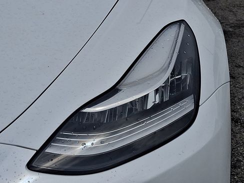 Used 2022 Tesla Model Y Long Range AWD/4WD image 9