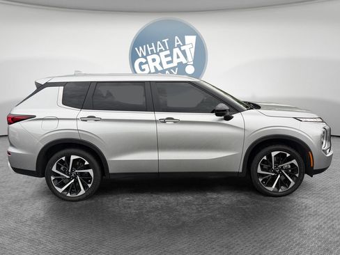 Used 2024 Mitsubishi Outlander SE AWD/4WD image 2