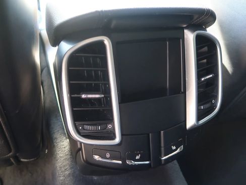 Used 2018 Porsche Cayenne S image 41