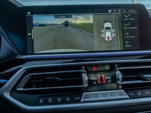 Used 2022 BMW X7 M50i w/ Dynamic Handling Package image 37