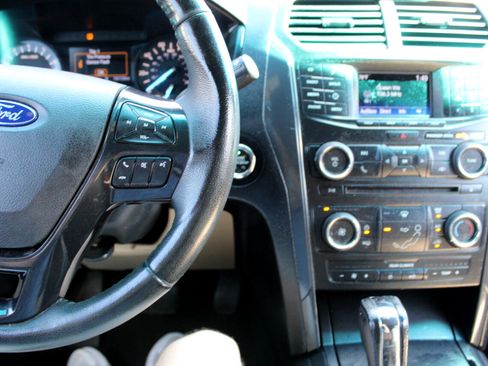 Used 2017 Ford Explorer XLT image 13