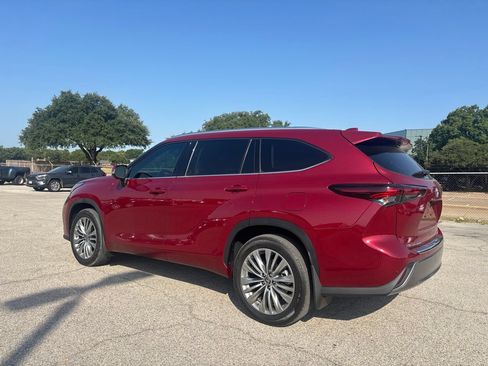Used 2024 Toyota Highlander Platinum FWD image 6