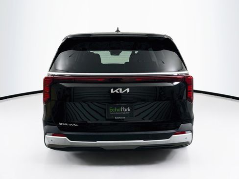 Used 2025 Kia Carnival FWD image 7