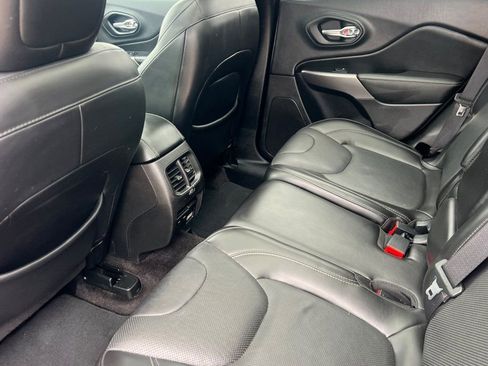Used 2019 Jeep Cherokee Limited w/ Luxury Group AWD/4WD image 9