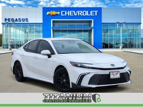Used 2025 Toyota Camry SE w/ Convenience Package FWD image 1