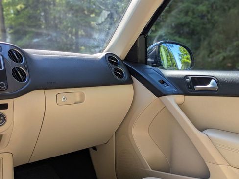 Used 2016 Volkswagen Tiguan S image 24