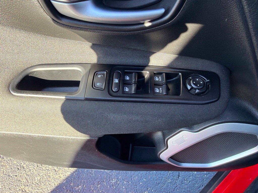 Used 2021 Jeep Renegade Latitude w/ Convenience Group FWD image 34