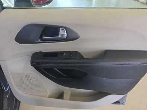 Used 2023 Chrysler Pacifica Touring-L FWD image 20