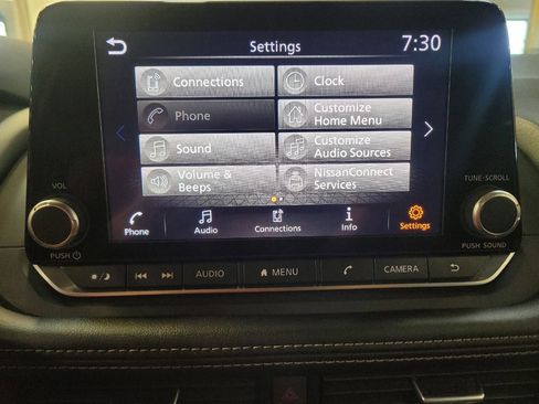 Used 2025 Nissan Rogue SV FWD image 25
