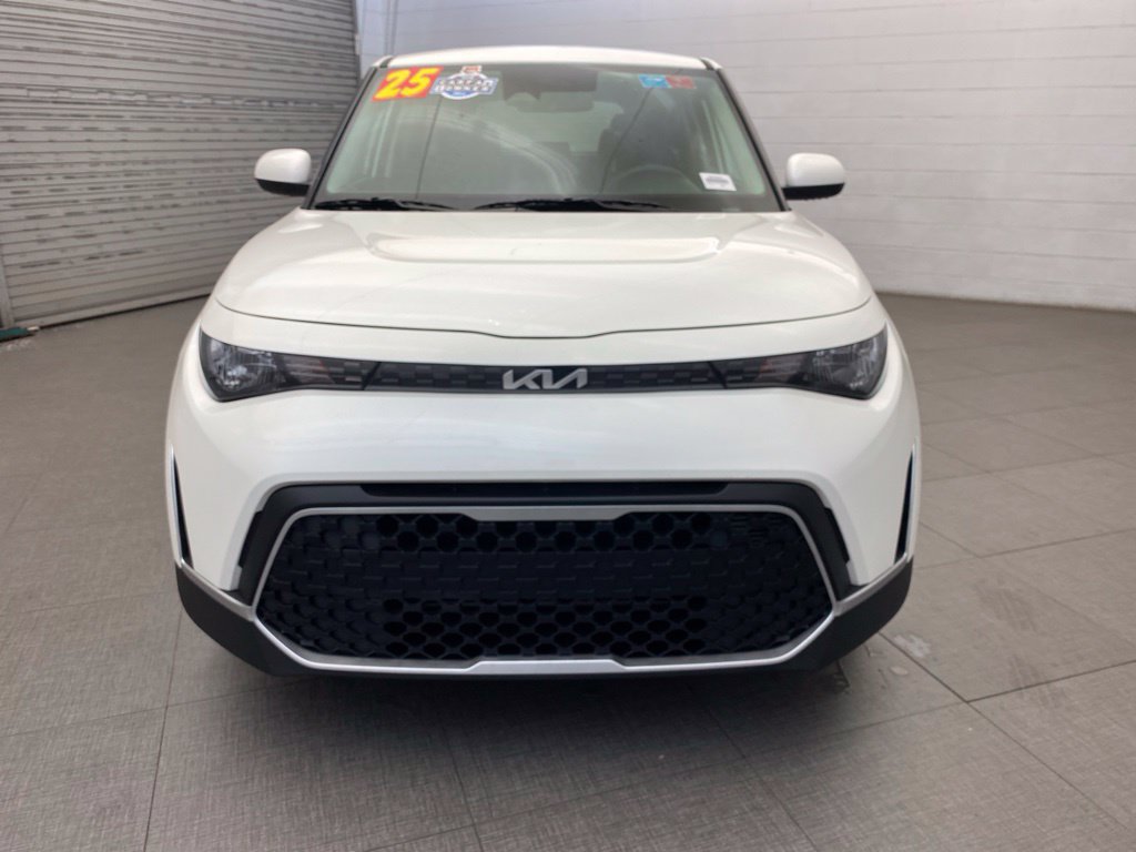 Used 2025 Kia Soul LX w/ LX Technology Package FWD image 3