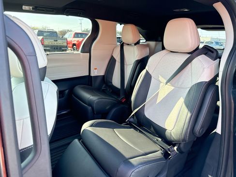 Certified 2025 Toyota Sienna Limited image 25