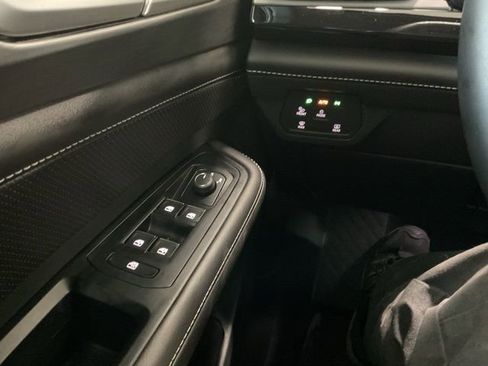 Used 2025 Volkswagen Atlas Cross Sport SE image 17