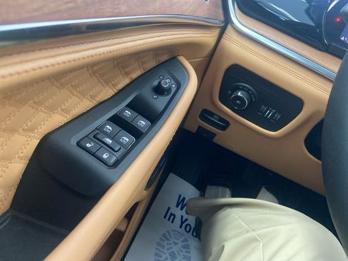 New 2026 Jeep Grand Cherokee Summit image 32