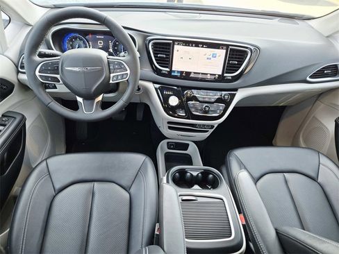 Used 2024 Chrysler Pacifica Touring-L image 9