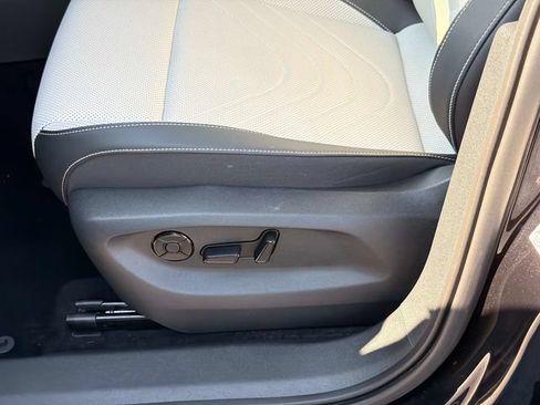 Used 2025 Volkswagen Tiguan SE AWD/4WD image 21