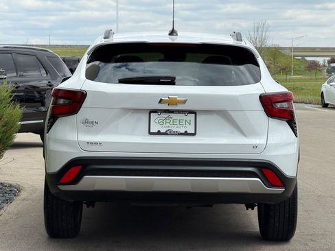 Used 2025 Chevrolet Trax LT w/ LT Convenience Package FWD image 8