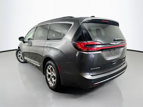 Used 2023 Chrysler Pacifica Limited FWD image 5