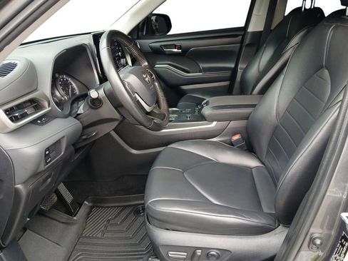 Used 2022 Toyota Highlander XLE FWD image 19