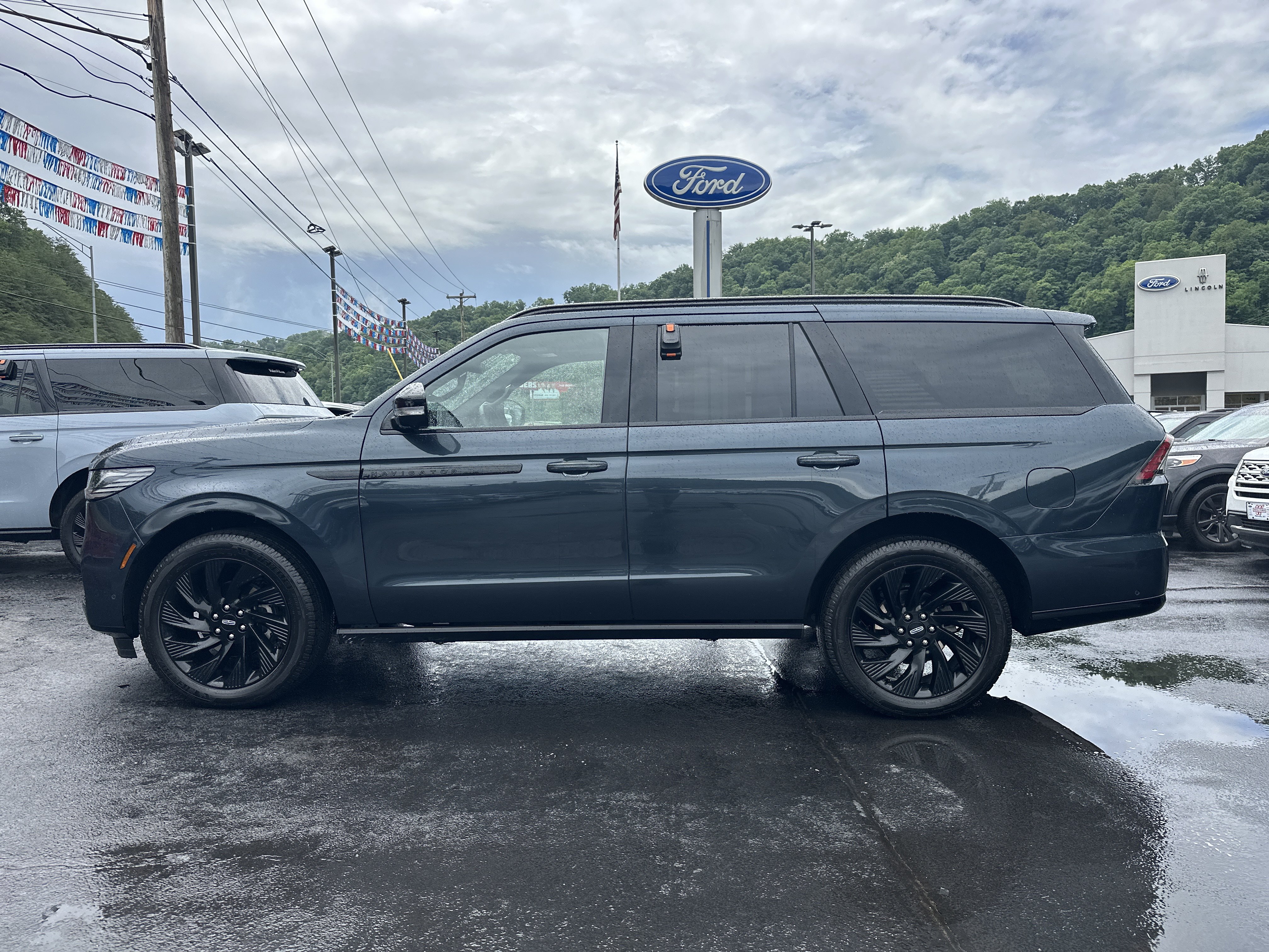 New 2025 Lincoln Navigator Reserve w/ Jet Appearance Package AWD/4WD image 4