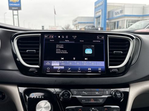 Used 2023 Chrysler Pacifica Touring-L image 12