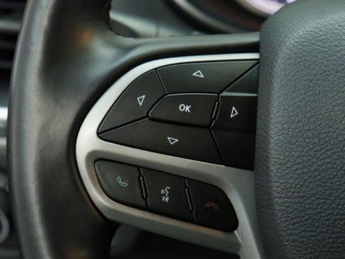 Used 2019 Jeep Cherokee Latitude Plus FWD image 11