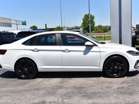 Used 2025 Volkswagen Jetta SE FWD image 5
