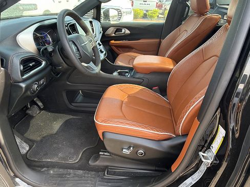 Used 2025 Chrysler Pacifica Pinnacle FWD image 16