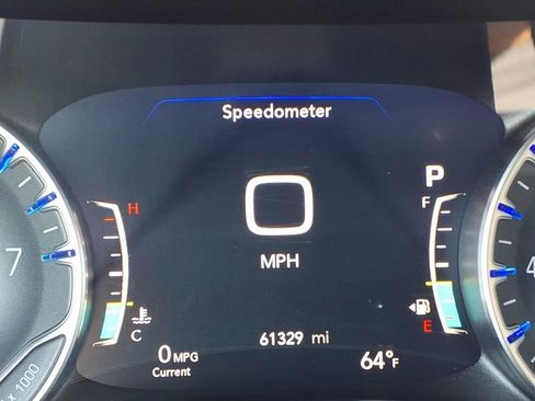 Used 2024 Chrysler Pacifica Touring-L FWD image 27