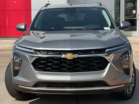 Used 2025 Chevrolet Trax LT w/ LT Convenience Package FWD image 2