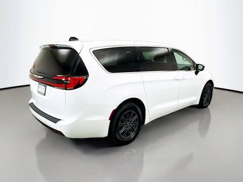 Used 2024 Chrysler Pacifica Touring-L FWD image 7