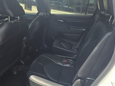 Used 2022 Toyota Highlander XLE AWD/4WD image 15