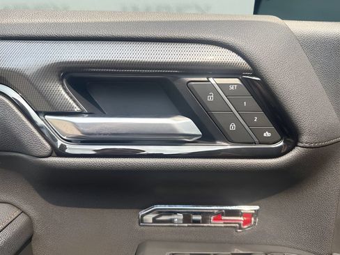 Used 2025 GMC Sierra 1500 AT4 w/ Technology Package AWD/4WD image 11