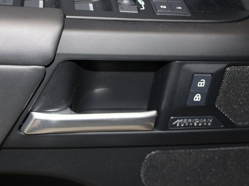 Used 2025 Land Rover Defender 110 X-Dynamic SE image 9