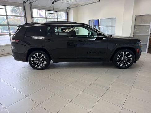 Used 2022 Jeep Grand Cherokee L Overland w/ Luxury Tech Group IV AWD/4WD image 9
