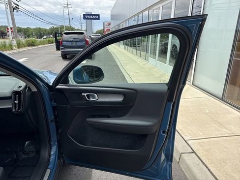Certified 2025 Volvo XC40 B5 Plus AWD/4WD image 14