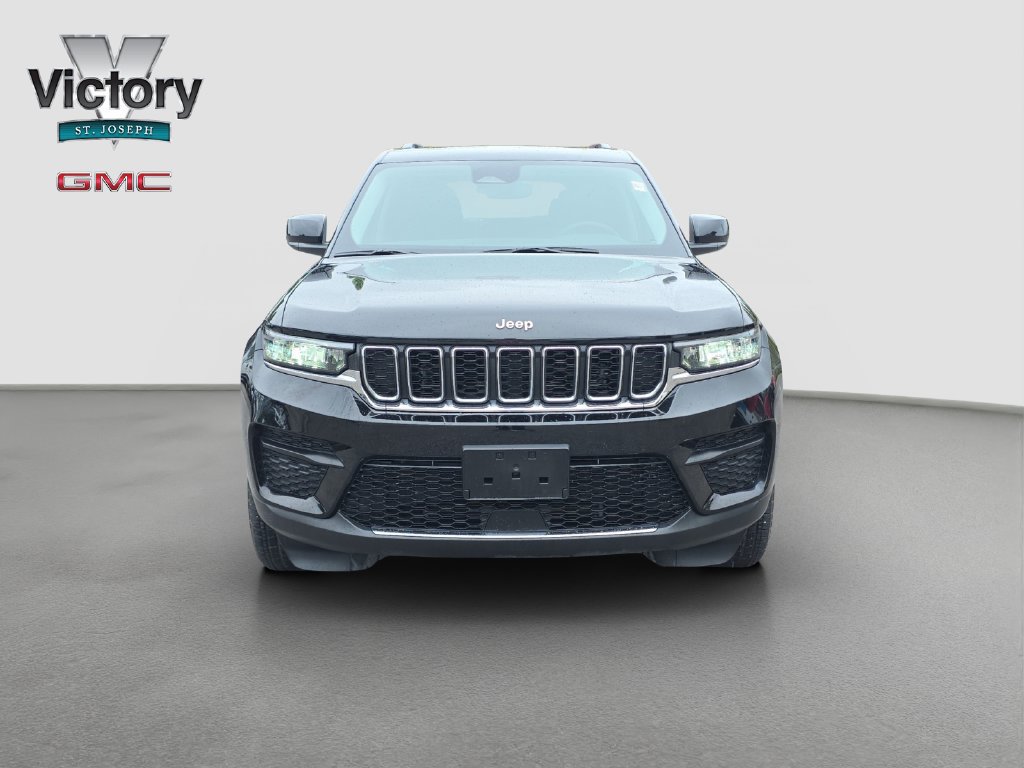 Used 2023 Jeep Grand Cherokee Laredo X AWD/4WD image 2