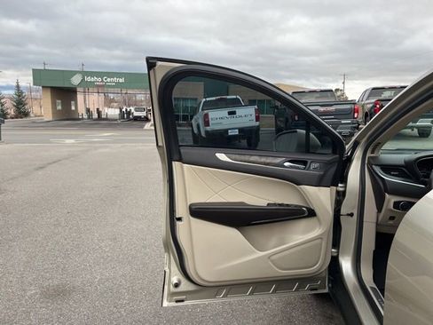 Used 2017 Lincoln MKC Reserve image 25