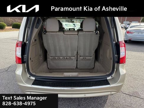 Used 2013 Chrysler Town & Country Limited w/ Luxury Group image 29